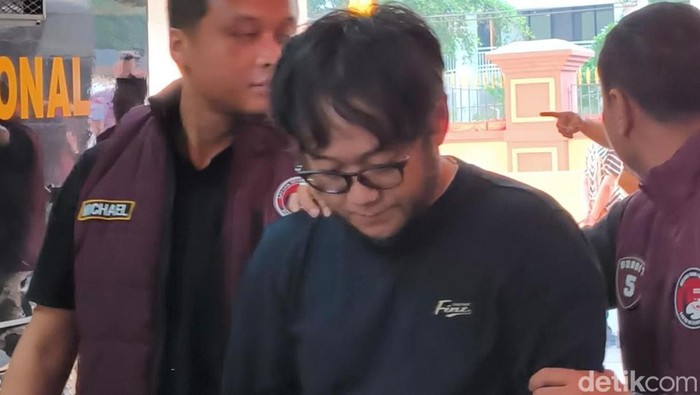 Frans Antony, buronan Direktorat Tindak Pidana Narkoba Bareskrim Polri, yang ditangkap di Malaysia setelah upaya pelacakan atas keterlibatannya dengan jaringan Fredy Pratama tiba di Bareskrim (Kurniawan/detikcom).