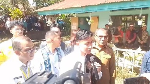 Wakil Presiden Gibran Rakabuming Raka saat berkunjung ke Sekolah Dasar Negeri (SDN) Wolomoni, Desa Niowula, Kecamatan Detusoko, Ende, Kamis (18/6/2026).