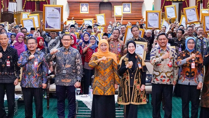 Gubernur Jawa Timur Khofifah Indar Parawansa beri beasiswa untuk pelajar dan mahasiswa