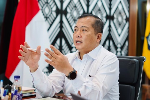 Gubernur NTB Lalu Muhamad Iqbal saat memberikan arahan di ruang kerjanya, Jumat (19/6/2026). (Istimewa)
