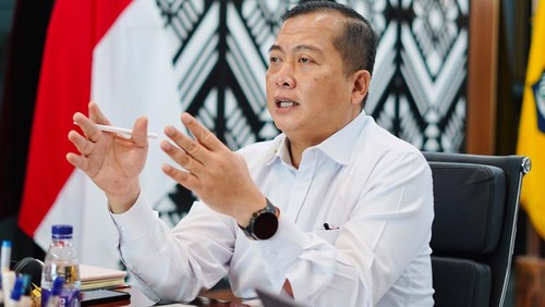 Gubernur NTB Lalu Muhamad Iqbal saat memberikan arahan di ruang kerjanya, Jumat (19/6/2026). (Istimewa)