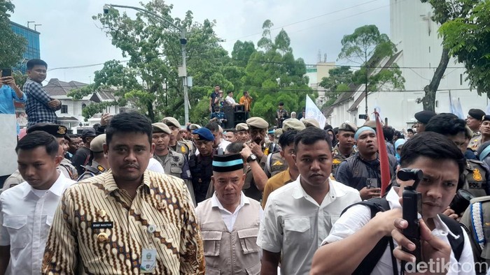 Gubsu Bobby Nasution menemui massa aksi. (Nizar Aldi/detikSumut)