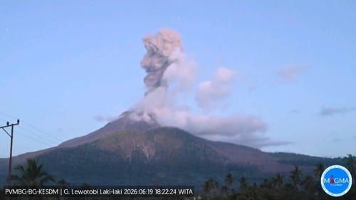Gunung Lewotobi Laki-laki di Kabupaten Flores Timur, NTT, meletus pukul 18.22 Wita pada Jumat (19/6/2026). (Foto: PVMBG)