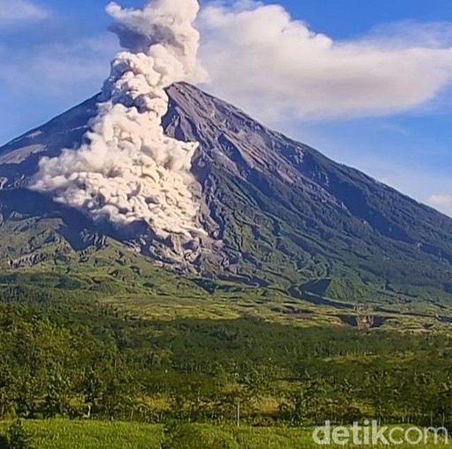 Foto: Gunung Semeru Usai Erupsi Luncurkan Awan Panas 4,5 Km