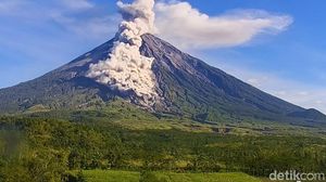 Penampakan Gunung Semeru Saat Erupsi Luncurkan Awan Panas 4,5 Km