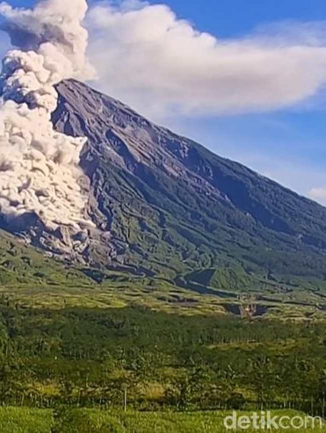 Foto: Gunung Semeru Usai Erupsi Luncurkan Awan Panas 4,5 Km
