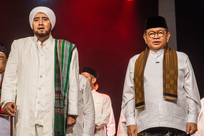 Gubernur DKI Jakarta Pramono Anung (kanan) bersama Habib Syech bin Abdul Qodir Assegaf (kiri) menghadiri Haul Akbar Ulama dan Habaib Betawi di Plaza Selatan Monas, Jakarta, Jumat (19/6/2026). Acara yang diikuti kurang lebih 20.000 orang yang diisi dengan kegiatan zikir dan shalawat bersama tersebut merupakan rangkaian acara yang digelar dalam rangka menyambut HUT ke-499 Jakarta. ANTARA FOTO/Ahmad Naufal Oktavian/kye