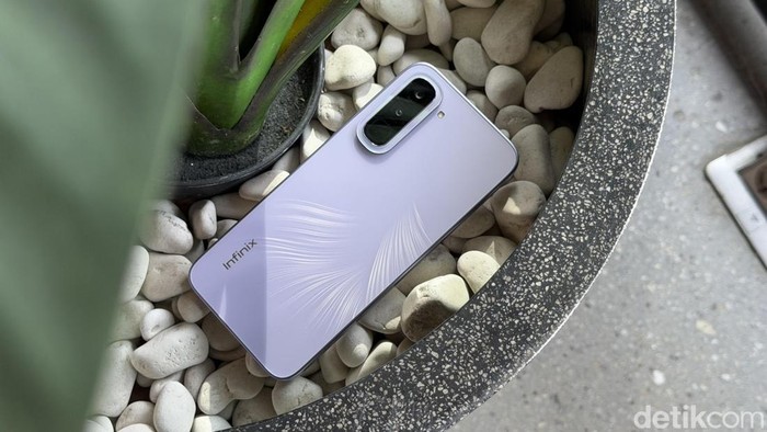 Unboxing Infinix Hot 70, HP Baterai 6.000 mAh Harga Rp 2 Jutaan