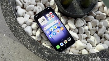 Infinix mengklaim performa Hot 70 tetap optimal hingga 72 bulan atau sekitar enam tahun pemakaian. Smartphone ini telah mengantongi sertifikasi IP64/IP65 untuk ketahanan terhadap debu dan percikan air. Foto: Adi FR/detikINET
