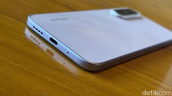 Infinix membekali Hot 70 dengan teknologi fast charging 45W yang memungkinkan pengisian daya berlangsung lebih cepat menggunakan port USB-C. Selain fast charging, tersedia pula fitur reverse charging 10W yang dapat dimanfaatkan untuk mengisi daya perangkat lain. Foto: Adi FR/detikINET