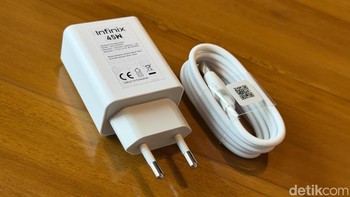 Dalam paket penjualan diberikan adaptor 45W dan kabel data. Foto: Adi FR/detikINET