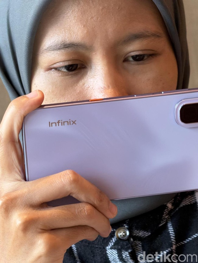 Unboxing Infinix Hot 70, HP Baterai 6.000 mAh Harga Rp 2 Jutaan