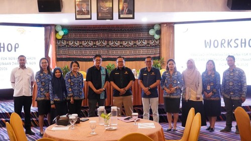 Kakanwil DJPb NTT, Adi Setiawan pose bersama di Kupang, Jumat (19/6/2026). Foto: Dok. Humas Kanwil DJPb NTT