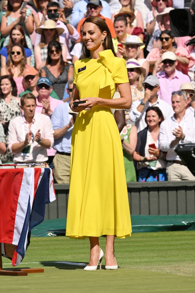 Sang putri pertama kali memakai gaun itu saat melakukan tur kerajaan ke Jamaika pada Maret 2022. Beberapa bulan kemudian, busana yang sama kembali dikenakan saat menghadiri turnamen Wimbledon 2022. Foto: WireImage/Karwai Tang