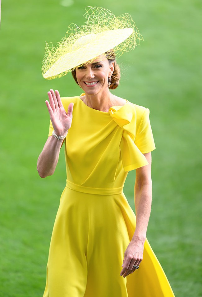 Bagi para pengamat keluarga kerajaan, gaun tersebut tampak tidak asing. Rupanya, Kate Middleton sudah pernah mengenakannya sebelumnya. Foto: WireImage/Karwai Tang