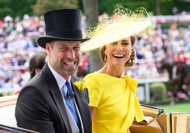 Royal Ascot 2026 menjadi kali ketiga Kate tampil dengan gaun kuning ikonik tersebut di acara publik. Foto: WireImage/Karwai Tang