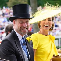 Royal Ascot 2026 menjadi kali ketiga Kate tampil dengan gaun kuning ikonik tersebut di acara publik. Foto: WireImage/Karwai Tang