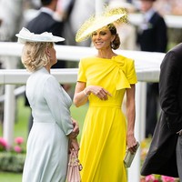 Istri Pangeran William itu memadukan gaun tersebut dengan topi lebar karya Jane Taylor London dan sepatu hak tinggi nude dari Gianvito Rossi. Foto: WireImage/Samir Hussein