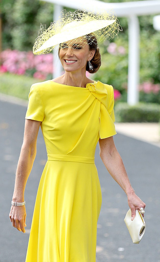 Ibu tiga anak ini melengkapi penampilannya dengan gelang mutiara tiga untai milik mendiang Putri Diana, serta anting chandelier berlian warisan Ratu Elizabeth II. Foto: Getty Images/Chris Jackson