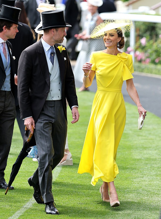 Kate Middleton memilih gaun rancangan Roksanda yang dihiasi detail drapery dan pita pada garis leher untuk acara tahunan yang digelar pada Rabu (17/6/2026). Warna kuning lemon yang segar membuat tampilannya menonjol di tengah parade topi dan busana elegan khas Royal Ascot. Foto: Getty Images/Chris Jackson