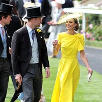Kate Middleton memilih gaun rancangan Roksanda yang dihiasi detail drapery dan pita pada garis leher untuk acara tahunan yang digelar pada Rabu (17/6/2026). Warna kuning lemon yang segar membuat tampilannya menonjol di tengah parade topi dan busana elegan khas Royal Ascot. Foto: Getty Images/Chris Jackson