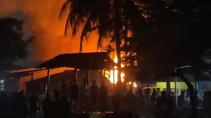 Kebakaran terjadi di rumah dekat Stasiun Bojonggede, Bogor. (dok.istimewa)