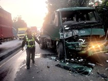 Trailer Tabrak Truk di Taman Sidoarjo, Sopir Luka Berat