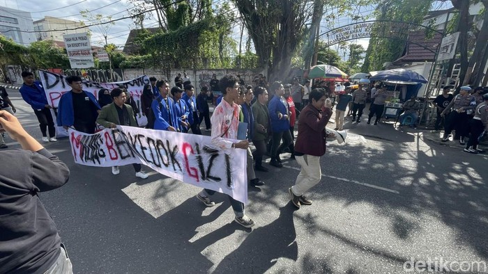 Kedatangan mahasiswa BEM se Kalsel di depan DPRD Kalsel. (Khairun Nisa/detikKalimantan)