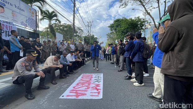 Kedatangan mahasiswa BEM se Kalsel di depan DPRD Kalsel. (Khairun Nisa/detikKalimantan)