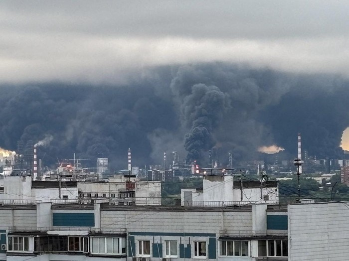 Kepulan asap hitam pekat dan tebal menyelimuti langit Moskow, ibu kota Rusia, pada Kamis (18/6) waktu setempat setelah serangan drone Ukraina menghantam kilang minyak setempat (SOCIAL MEDIA via REUTERS/SOCIAL MEDIA) 