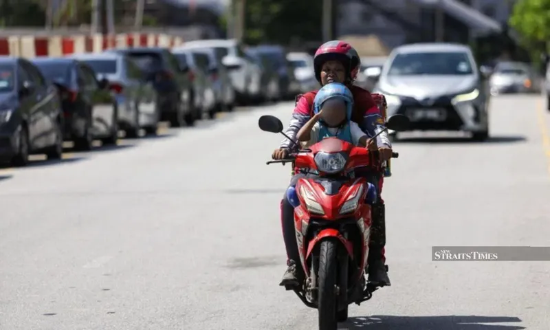 Dihujat karena Ajak Anak Kerja, Kisah Pengantar Makanan Ini Bikin Haru