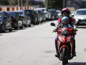 Dihujat karena Ajak Anak Kerja, Kisah Pengantar Makanan Ini Bikin Haru