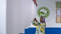 Perajin menjemur bubur kertas yang telah ditaburi benih tanaman di rumah produksi di Lembang, Kabupaten Bandung Barat, Jawa Barat. Usaha tersebut mengolah sekitar enam kilogram limbah kertas per hari menjadi berbagai produk ramah lingkungan bernilai ekonomi. ANTARA FOTO/Abdan Syakura