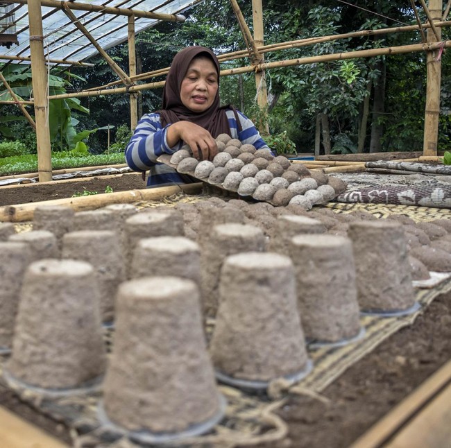 Kreasi Daur Ulang Kertas Buka Peluang Usaha Warga