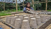 Pot daur ulang hasil olahan limbah kertas dijemur sebelum dipasarkan. Produk yang dapat ditanam kembali itu menjadi salah satu alternatif suvenir berkelanjutan yang diminati konsumen dari berbagai daerah. ANTARA FOTO/Abdan Syakura