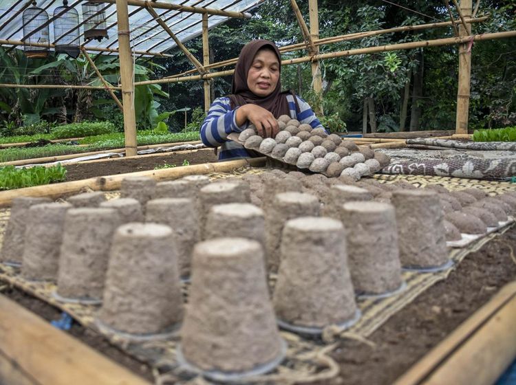 Kreasi Daur Ulang Kertas Buka Peluang Usaha Warga