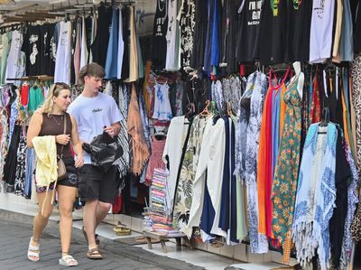 Wisatawan mancanegara melihat produk UMKM saat berwisata di Kuta, Badung, Bali, Jumat (19/6/2026). Kementerian Pariwisata mencatat devisa sektor pariwisata pada triwulan I 2026 mencapai Rp68,28 triliun atau tumbuh 6,3 persen dibandingkan periode yang