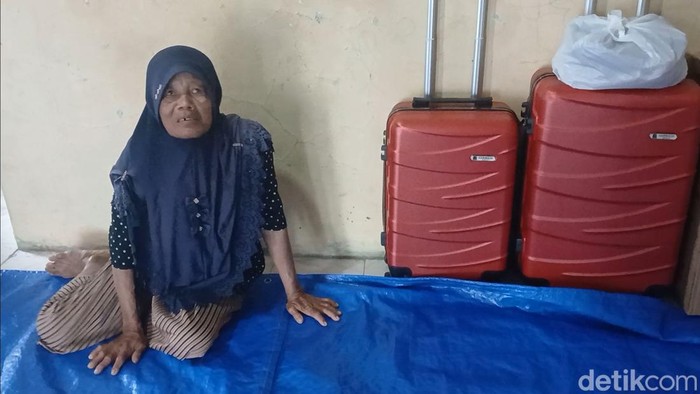 Kusriyati (65), jukir penyelamat uang Rp 3,6 miliar dari pencurian di Brebes menunjukan koper untuk umrah, Jumat (19/6/2026).