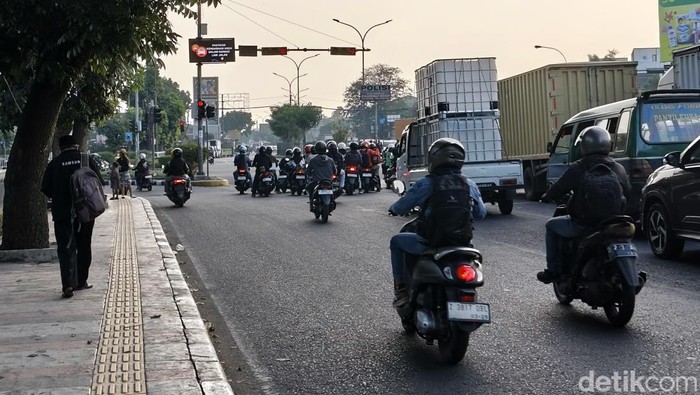 Lampu merah Samsat Jalan Soekarno Hatta Bandung kini sudah kembali menyala