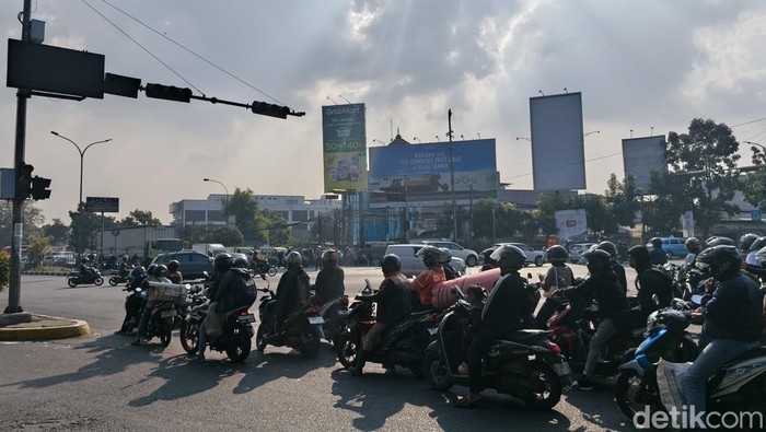 Lampu merah Samsat Soekarno Hatta padam