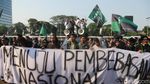 Massa Mahasiswa Gelar Aksi Tritura di Depan DPR