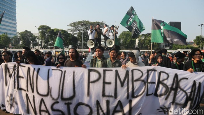 Mahasiswa Gelar Aksi Tritura di Depan DPR Massa mahasiswa menggelar aksi demonstrasi di depan Gedung DPR RI, Jakarta, Jumat (19/6/2026). Aksi tersebut diikuti mahasiswa dari Universitas Trisakti, Universitas Indonusa Esa Unggul, Universitas Mercu Buana, serta Himpunan Mahasiswa Islam (HMI).