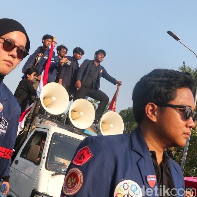 Massa Mahasiswa Gelar Aksi Tritura di Depan DPR