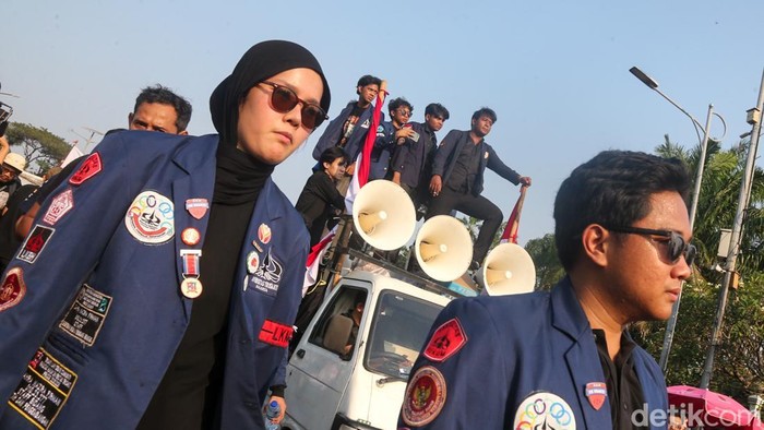 Mahasiswa Gelar Aksi Tritura di Depan DPR Massa mahasiswa menggelar aksi demonstrasi di depan Gedung DPR RI, Jakarta, Jumat (19/6/2026). Aksi tersebut diikuti mahasiswa dari Universitas Trisakti, Universitas Indonusa Esa Unggul, Universitas Mercu Buana, serta Himpunan Mahasiswa Islam (HMI).