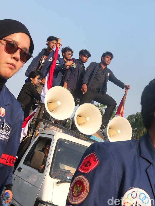 Massa Mahasiswa Gelar Aksi Tritura di Depan DPR