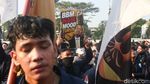 Massa Mahasiswa Gelar Aksi Tritura di Depan DPR