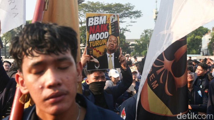 Mahasiswa Gelar Aksi Tritura di Depan DPR Massa mahasiswa menggelar aksi demonstrasi di depan Gedung DPR RI, Jakarta, Jumat (19/6/2026). Aksi tersebut diikuti mahasiswa dari Universitas Trisakti, Universitas Indonusa Esa Unggul, Universitas Mercu Buana, serta Himpunan Mahasiswa Islam (HMI).
