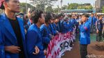 Massa Mahasiswa Gelar Aksi Tritura di Depan DPR