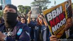 Massa Mahasiswa Gelar Aksi Tritura di Depan DPR
