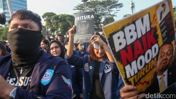 Mahasiswa Gelar Aksi Tritura di Depan DPR Massa mahasiswa menggelar aksi demonstrasi di depan Gedung DPR RI, Jakarta, Jumat (19/6/2026). Aksi tersebut diikuti mahasiswa dari Universitas Trisakti, Universitas Indonusa Esa Unggul, Universitas Mercu Buana, serta Himpunan Mahasiswa Islam (HMI).